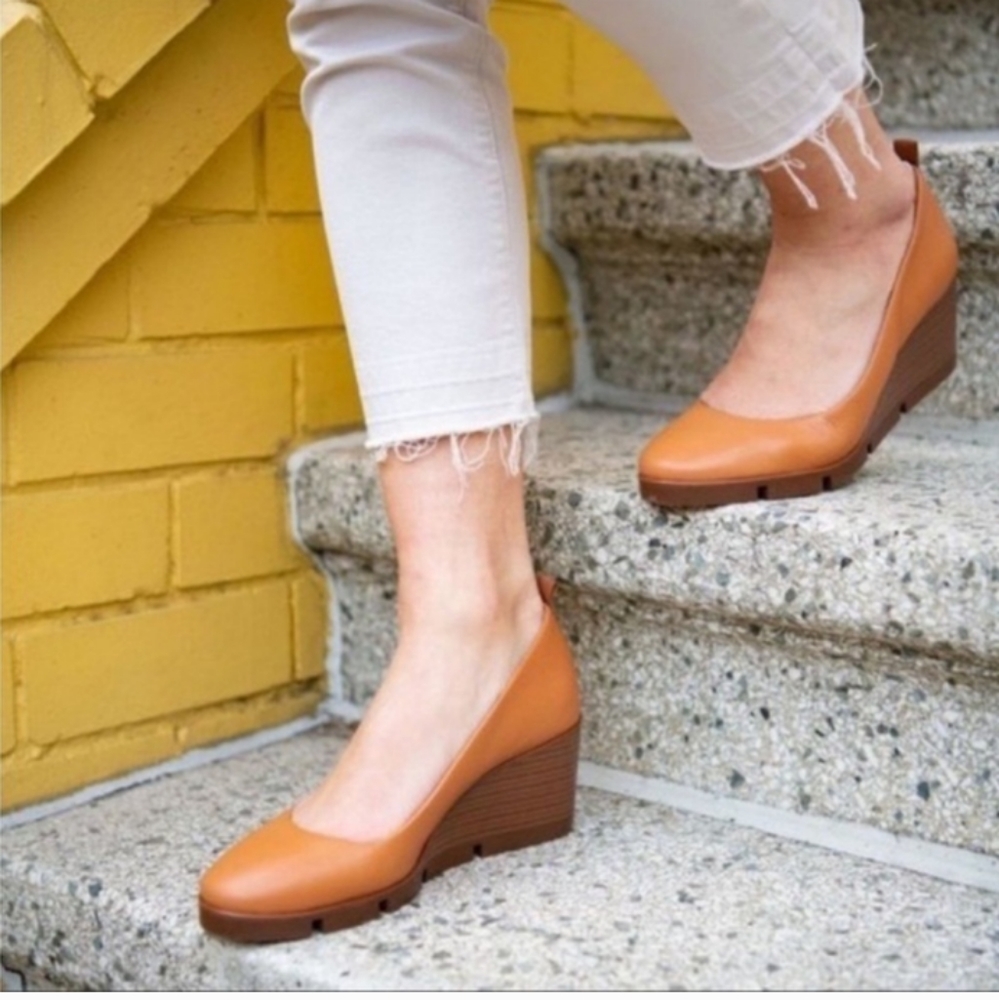 Betabrand all weather wedge heel in hazel leather size 10 M like new